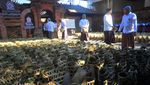 Warga Berebut Nasi Jangkrik di Masjid Menara Kudus