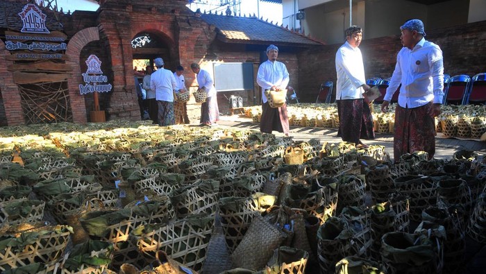 Warga antre untuk mendapatkan nasi jangkrik saat puncak acara Buka Luwur Sunan Kudus di kawasan Masjid Menara Kudus, Desa Kauman, Kudus, Jawa Tengah, Jumat (28/7/2023). Tradisi peninggalan Sunan Kudus dengan membagikan sebanyak 35.532 bungkus kecil dan besar nasi jangkrik atau nasi berlauk daging kerbau dan kambing yang dibungkus daun jati kepada warga itu sebagai bentuk syukur kepada Tuhan atas berkah sandang dan pangan serta untuk menumbuhkan rasa saling berbagi kepada sesama. ANTARA FOTO/Yusuf Nugroho/tom.