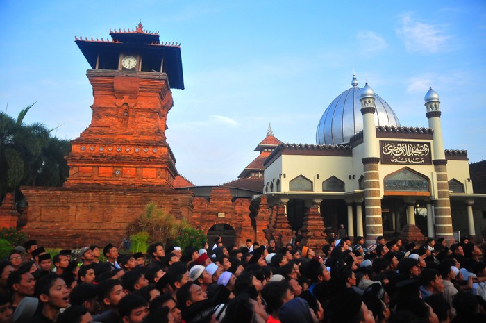 Warga antre untuk mendapatkan nasi jangkrik saat puncak acara Buka Luwur Sunan Kudus di kawasan Masjid Menara Kudus, Desa Kauman, Kudus, Jawa Tengah, Jumat (28/7/2023). Tradisi peninggalan Sunan Kudus dengan membagikan sebanyak 35.532 bungkus kecil dan besar nasi jangkrik atau nasi berlauk daging kerbau dan kambing yang dibungkus daun jati kepada warga itu sebagai bentuk syukur kepada Tuhan atas berkah sandang dan pangan serta untuk menumbuhkan rasa saling berbagi kepada sesama. ANTARA FOTO/Yusuf Nugroho/tom.