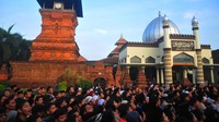 Warga antre untuk mendapatkan nasi jangkrik saat puncak acara Buka Luwur Sunan Kudus di kawasan Masjid Menara Kudus, Desa Kauman, Kudus, Jawa Tengah, Jumat (28/7/2023). 