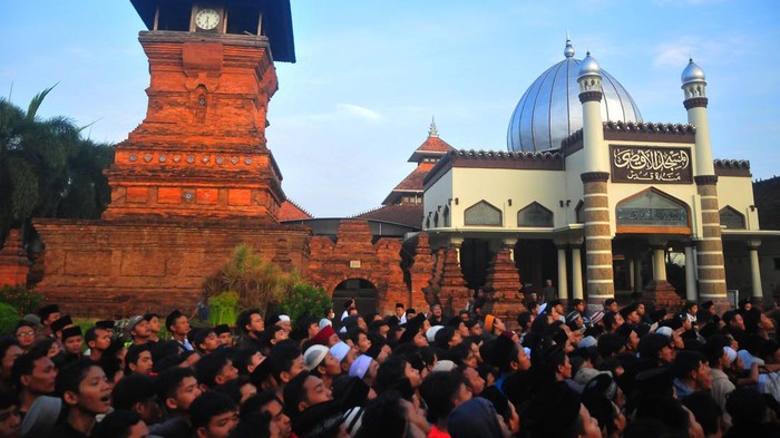 Warga antre untuk mendapatkan nasi jangkrik saat puncak acara Buka Luwur Sunan Kudus di kawasan Masjid Menara Kudus, Desa Kauman, Kudus, Jawa Tengah, Jumat (28/7/2023). Tradisi peninggalan Sunan Kudus dengan membagikan sebanyak 35.532 bungkus kecil dan besar nasi jangkrik atau nasi berlauk daging kerbau dan kambing yang dibungkus daun jati kepada warga itu sebagai bentuk syukur kepada Tuhan atas berkah sandang dan pangan serta untuk menumbuhkan rasa saling berbagi kepada sesama. ANTARA FOTO/Yusuf Nugroho/tom.