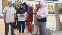 Warga berkumpul di depan perumahan yang aksesnya ditutup dengan cara dibeton. (Raja Adil Siregar/detikSumut)