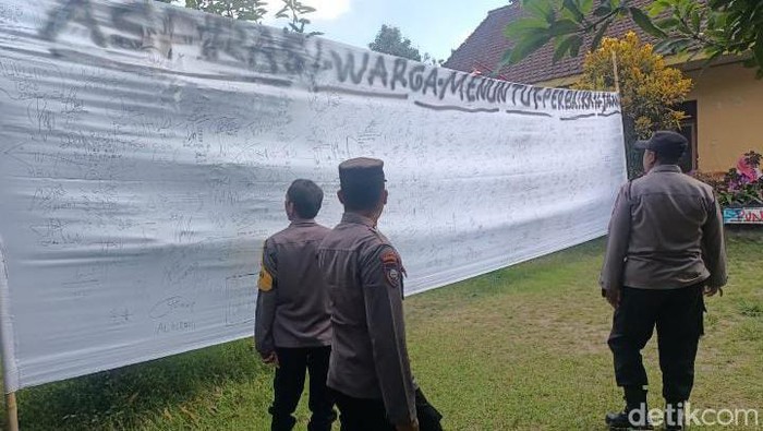 Warga Blitar tegas menolak petugas partai yang hendak memperbaiki jalan dengan imbalan hak suara