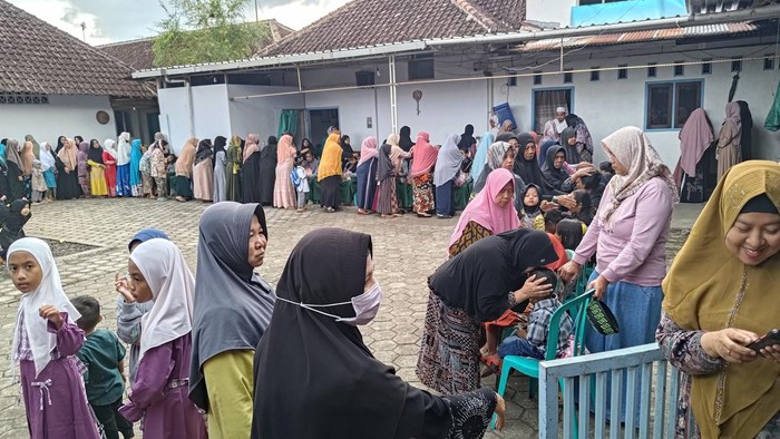Warga di Banyuwangi melaksanakan sunah mengusap kepala anak yatim