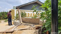 Warga saat melihat akses jalan menuju perumahan yang dibeton warga. (Raja Adil Siregar/detikSumut)