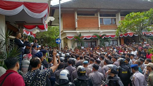 Warga Bugbug yang menolak pembangunan resort mewah di kawasan suci Pura Gumang kembali demo di Kantor Bupati Karangasem, Jumat (28/7/2023).