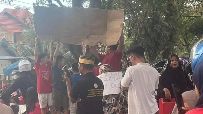 Warga tutup Jalan Poros Palopo-Luwu.