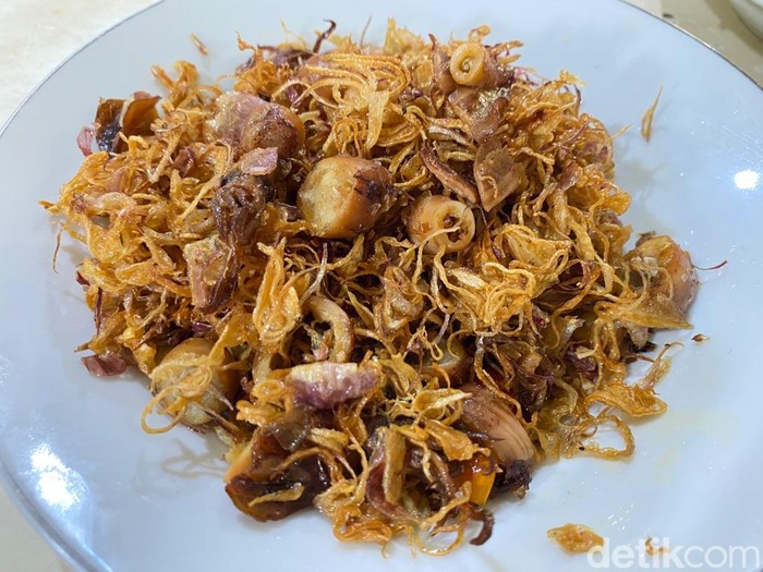 Waroeng Lalapan Babeh: Ayam Goreng Legendaris dengan Bawang ‘Segunung’ yang Ekstra Gurih