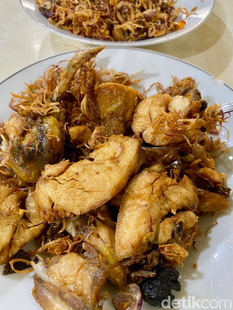 Waroeng Lalapan Babeh: Ayam Goreng Legendaris dengan Bawang 'Segunung' yang Ekstra Gurih