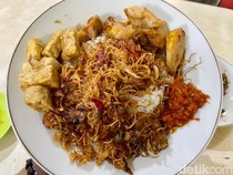 Waroeng Lalapan Babeh: Ayam Goreng Legendaris dengan Bawang Segunung yang Ekstra Gurih