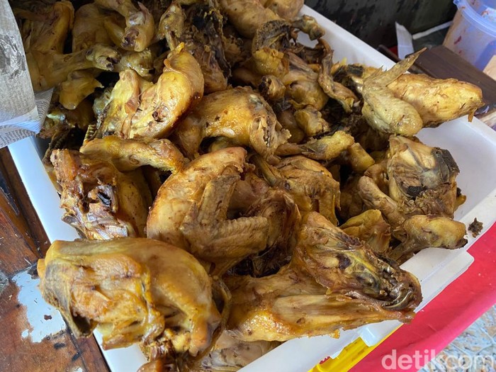 Waroeng Lalapan Babeh: Ayam Goreng Legendaris dengan Bawang ‘Segunung’ yang Ekstra Gurih