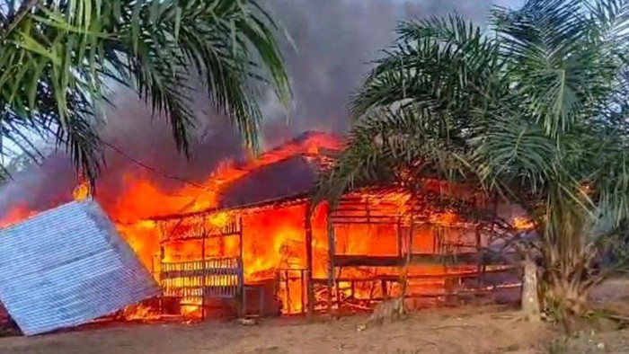 Warung Dibakar Emak-emak di Riau.