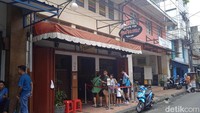 Warung kopi purnama menjadi kedai kopi tertua yang ada di kota Bandung. Uniknya, warung kopi ini tidak dimiliki oleh orang Bandung asli. Foto: detikcom