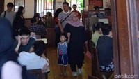 Pelanggan yang masuk harus sabar untuk bergantian dengan pelanggan lain. Setelah ada pelanggan yang keluar dan meja tersedia, biasanya antrean mulai terurai. Foto: detikcom