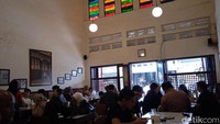 Setiap hari kedai kopi tertua ini selalu ramai pengunjung. Mulai dari waktu sarapan hingga malam hari tak pernah surut pelanggan yang datang. Foto: detikcom
