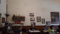 Ketika memasuk Warung Kopi Purnama suasananya kental dengan sentuhan Chinese. Di salah satu sudutnya kami juga menemukan papan nama bertuliskan aksara Mandarin dan alfabet Rumah Kopi Tjhiang Shong. Foto: detikcom