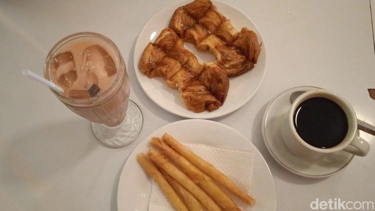 Eksis Hampir 1 Abad, Warung Kopi Purnama Masih Dicintai Warga Bandung