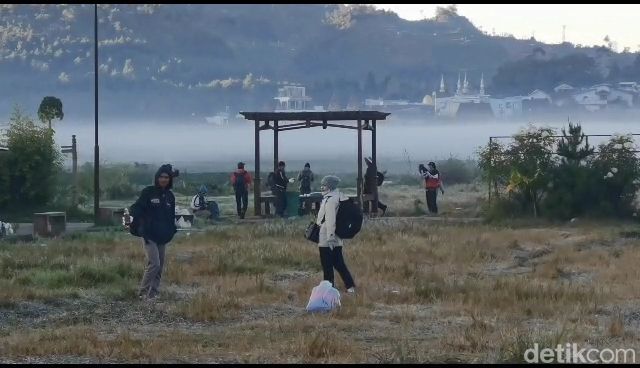 Wisatawan menikmati hawa dingin dataran tinggi Dieng, Banjarnegara, Jumat (28/7/2023).