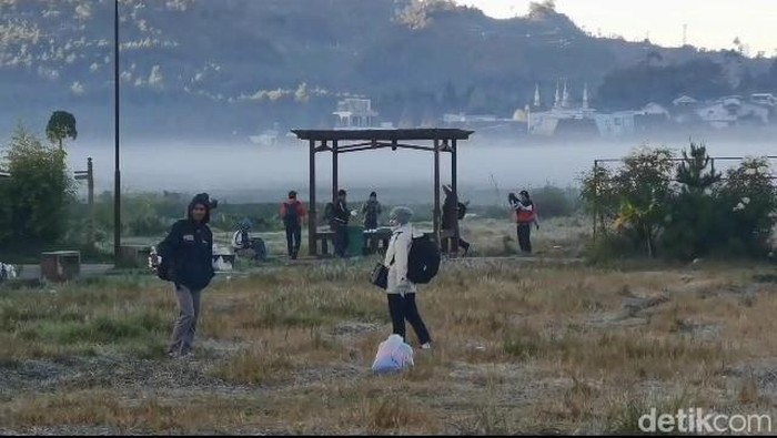 Wisatawan menikmati hawa dingin dataran tinggi Dieng, Banjarnegara, Jumat (28/7/2023).