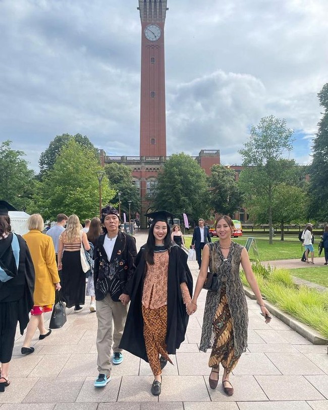 Bimbim SlankSedangkan putri Bimbim Slank, Mezzaluna, lulus dari University of Birmingham di Inggris. Bimbim bersama sang istri tentu tidak ingin melewatkan momen bersejarah itu saat anak resmi menyandang gelar Bachelor of Arts with Honours Anthropology & Political Science.Foto: Instagram