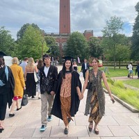 Bimbim SlankSedangkan putri Bimbim Slank, Mezzaluna, lulus dari University of Birmingham di Inggris. Bimbim bersama sang istri tentu tidak ingin melewatkan momen bersejarah itu saat anak resmi menyandang gelar Bachelor of Arts with Honours Anthropology & Political Science.Foto: Instagram