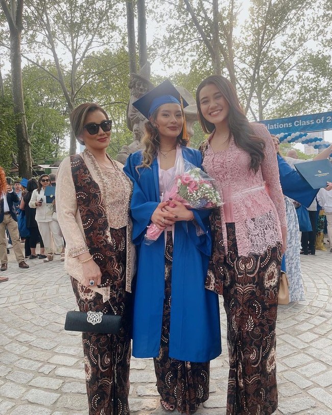 Reza ArtameviaArtis lain yang tengah berbangga karena anaknya tahun ini lulus kuliah adalah Reza Artamevia. Bersama anak sulungnya, ia terbang ke New York untuk menghadiri wisuda Zahwa Massaid yang baru saja menyelesaikan studi di Fashion Institute of Technology. Ketiganya tampak cantik mengenkan kebaya.     Foto: Instagram