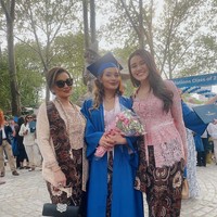 Reza ArtameviaArtis lain yang tengah berbangga karena anaknya tahun ini lulus kuliah adalah Reza Artamevia. Bersama anak sulungnya, ia terbang ke New York untuk menghadiri wisuda Zahwa Massaid yang baru saja menyelesaikan studi di Fashion Institute of Technology. Ketiganya tampak cantik mengenkan kebaya.     Foto: Instagram