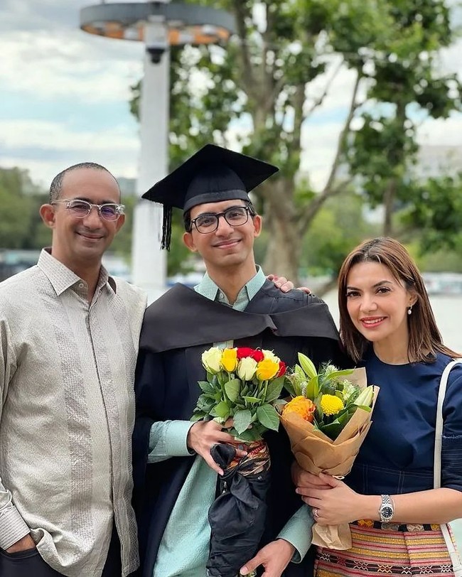 Najwa ShihabAnak Najwa Shihab, Izzat Assegaf, baru saja lulus dari pendidikannya di salah satu perguruan tinggi di London, Inggris. Bersama sang suami, jurnalis itu terlihat menghadiri momen wisuda sang anak yang mengambil jurusan Politik .Foto: Instagram