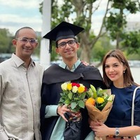 Najwa ShihabAnak Najwa Shihab, Izzat Assegaf, baru saja lulus dari pendidikannya di salah satu perguruan tinggi di London, Inggris. Bersama sang suami, jurnalis itu terlihat menghadiri momen wisuda sang anak yang mengambil jurusan Politik .Foto: Instagram
