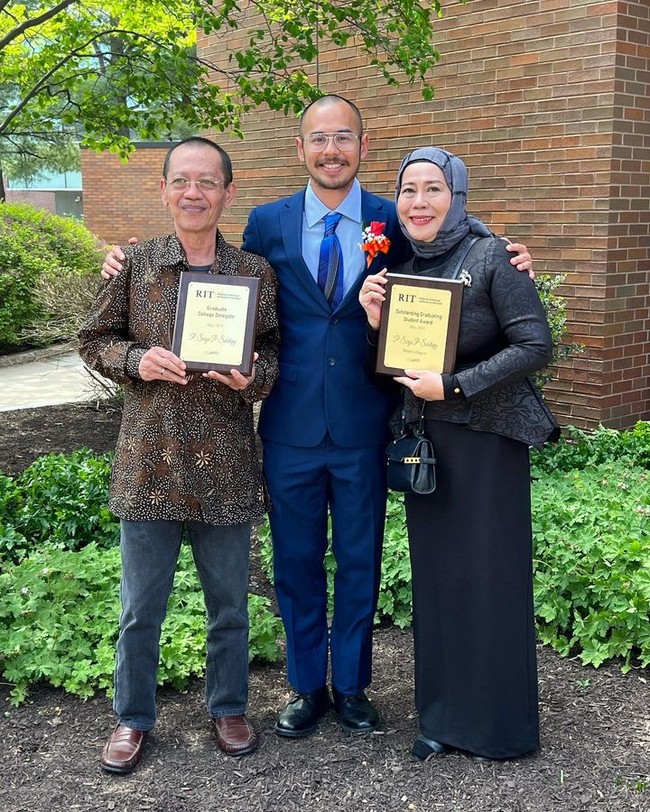 Dewi YulSurya Sahetapy tak hanya lulus dari RIT National Technical Institute of the Deaf di Amerika Serikat tapi juga menerima penghargaan Outstanding Graduating Student Award pada bulan Mei lalu. Tentu sebagai ibu, Dewi Yul paling berbangga.Foto: Instagram