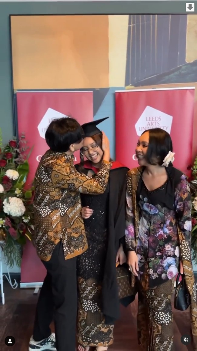 Armand MaulanaCukup banyak anak artis yang kuliah di Inggris, termasuk putri Armand Maulana. Beberapa waktu lalu, pentolan band Gigi itu pun menyaksikan momen wisuda membanggakan anaknya bersama Dewi Gita, Naja, lulus dari Leeds Arts University.Foto: Instagram