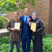 Dewi YulSurya Sahetapy tak hanya lulus dari RIT National Technical Institute of the Deaf di Amerika Serikat tapi juga menerima penghargaan Outstanding Graduating Student Award pada bulan Mei lalu. Tentu sebagai ibu, Dewi Yul paling berbangga.Foto: Instagram