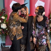 Armand MaulanaCukup banyak anak artis yang kuliah di Inggris, termasuk putri Armand Maulana. Beberapa waktu lalu, pentolan band Gigi itu pun menyaksikan momen wisuda membanggakan anaknya bersama Dewi Gita, Naja, lulus dari Leeds Arts University.Foto: Instagram