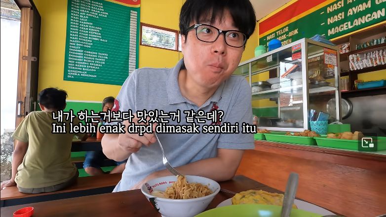 YouTuber Korea cicip mie instan di warmindo Yogyakarta pertama kali