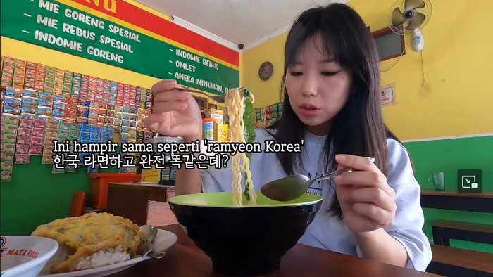 YouTuber Korea cicip mie instan di warmindo Yogyakarta pertama kali