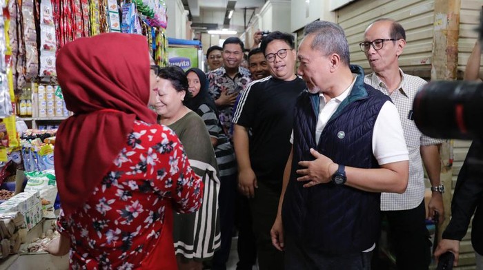 Menteri Perdagangan Zulkifli Hasan melakukan cek harga bahan pokok (bapok) di Pasar Santa, Jakarta Selatan.