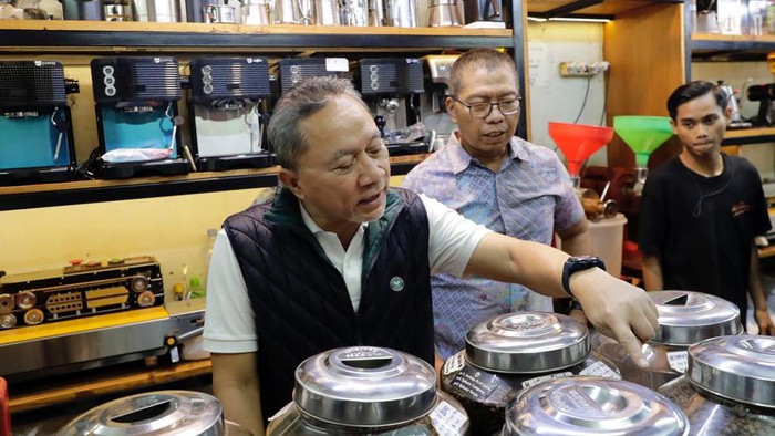 Zulhas Cek Harga Bahan Pokok di Pasar Santa Menteri Perdagangan Zulkifli Hasan melakukan cek harga bahan pokok (bapok) di Pasar Santa, Jakarta Selatan.