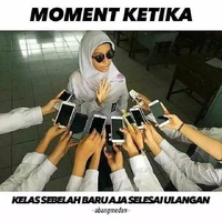 Masa sekolah adalah waktu yang paling banyak menyimpan kenangan. Nostalgia bareng yuk, lewat meme berikut.