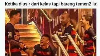 Diusir tapi sama teman satu geng. Malah ngobrol asyik di luar kelas. Foto: 1cak