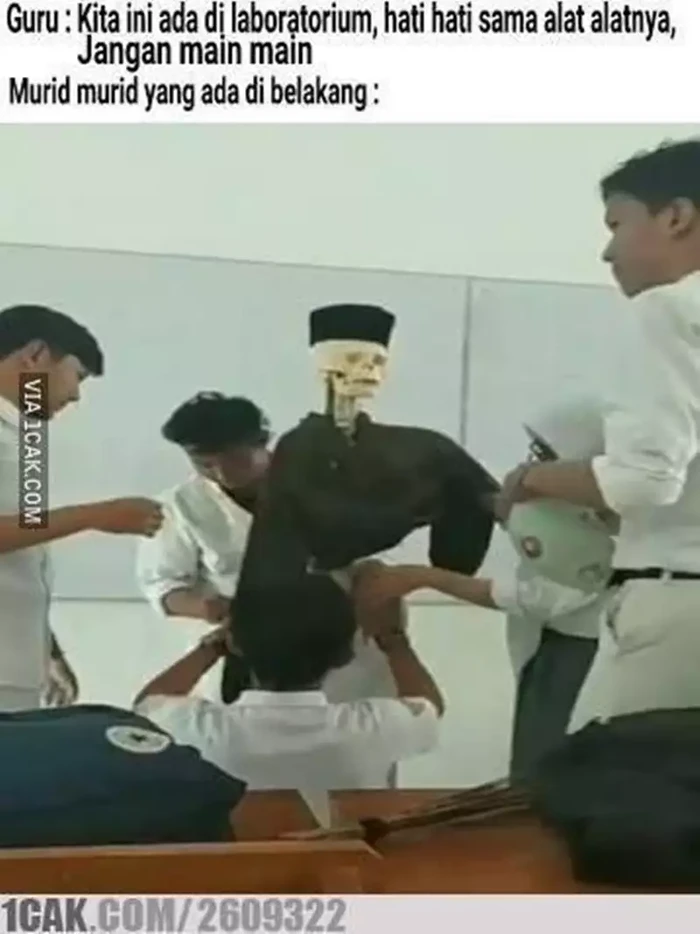 Masa sekolah adalah waktu yang paling banyak menyimpan kenangan. Nostalgia bareng yuk, lewat meme berikut.