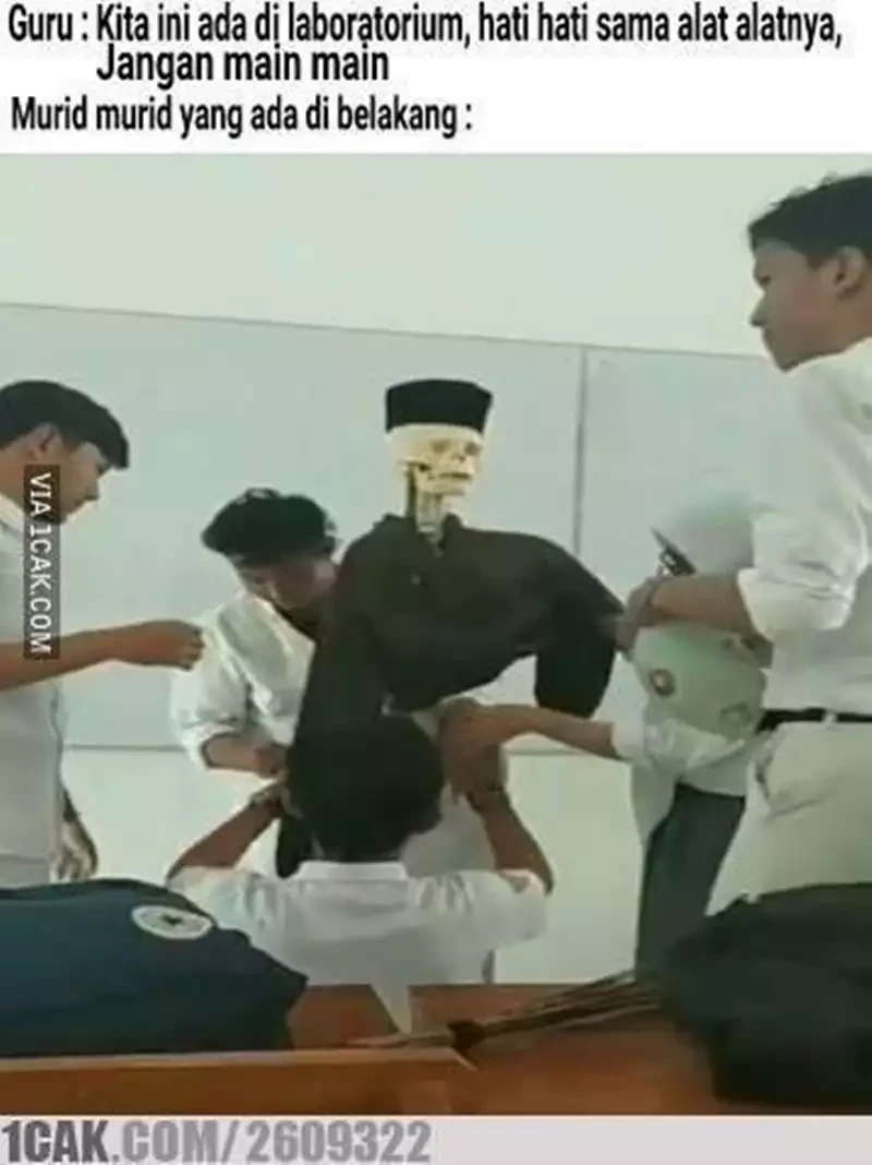 Masa sekolah adalah waktu yang paling banyak menyimpan kenangan. Nostalgia bareng yuk, lewat meme berikut.
