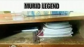 Ninggalin semua buku pelajaran di kolong meja supaya tasnya nggak berat. Foto: Instagram/perjadulanxmedia