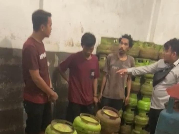 3 pekerja pengoplosan gas yang kini menjadi tersangka. (Dok. Polda Sumut)