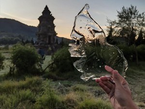 Kompleks Candi Arjuna Dieng Membeku Lagi, Capai Minus 4 Derajat Celsius!