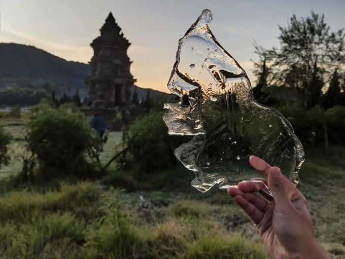 Air yang menggenang pun membeku setelah suhu udara di kompleks Candi Arjuna Dieng, Banjarnegara, turun hingga minus 4 derajat celsius, Sabtu (29/7/2023) pagi.