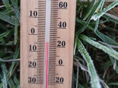 Air yang menggenang pun membeku setelah suhu udara di kompleks Candi Arjuna Dieng, Banjarnegara, turun hingga minus 4 derajat celsius, Sabtu (29/7/2023) pagi.