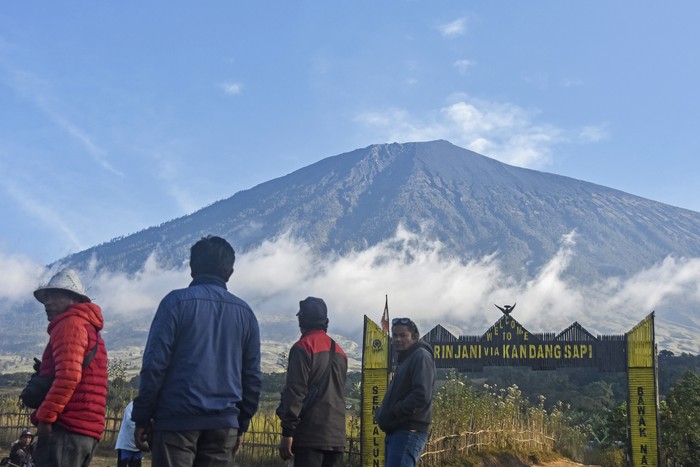 Porter menunggu pendaki turun dari jalur pendakian Bawak Nao Gunung Rinjani, Sembalun, Lombok Timur, NTB, Jumat (28/7/2023). Data Taman Nasional Gunung Rinjani (TNGR) jumlah pengunjung aktivitas pendakian di TNGR periode  Juni 2023 wisatawan asal Indonesia berada di urutan pertama dengan jumlah pengunjung terbanyak yakni 4.349 pendaki selanjutanya negara  Malaysia 1.115 orang, Singapura 409 orang, Perancis 402 orang, Belanda 376 orang, China 240 orang, Jerman 222 orang, Australia 154 orang, Belgia 152 orang, Inggris Raya 139 orang dan Irlandia 104 orang pendaki.ANTARA FOTO/Ahmad Subaidi/Spt.