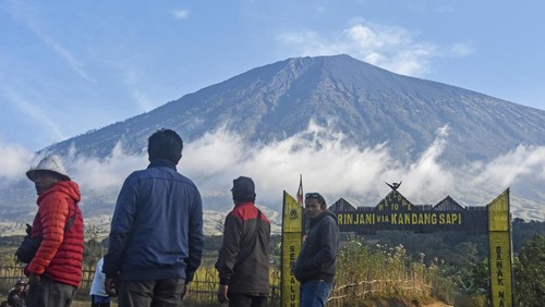 Porter menunggu pendaki turun dari jalur pendakian Bawak Nao Gunung Rinjani, Sembalun, Lombok Timur, NTB, Jumat (28/7/2023). Data Taman Nasional Gunung Rinjani (TNGR) jumlah pengunjung aktivitas pendakian di TNGR periode  Juni 2023 wisatawan asal Indonesia berada di urutan pertama dengan jumlah pengunjung terbanyak yakni 4.349 pendaki selanjutanya negara  Malaysia 1.115 orang, Singapura 409 orang, Perancis 402 orang, Belanda 376 orang, China 240 orang, Jerman 222 orang, Australia 154 orang, Belgia 152 orang, Inggris Raya 139 orang dan Irlandia 104 orang pendaki.ANTARA FOTO/Ahmad Subaidi/Spt.