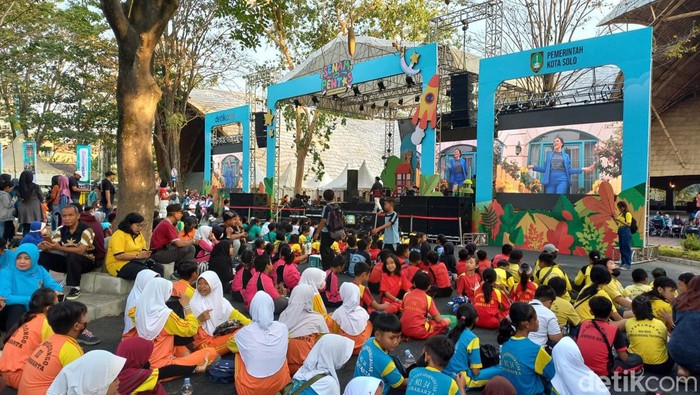 Anak-anak memadati Solo Safari jelang Senam dan Pentas Ceria Anak Indonesia, Sabtu (29/7/2023).