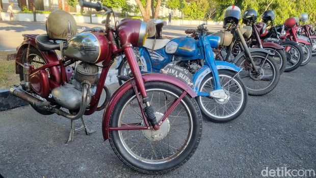 Anggota MACI Jogja saat menunjukkan beberapa motor tua di JEC, Banguntapan, Bantul, Sabtu(29/7/2023).